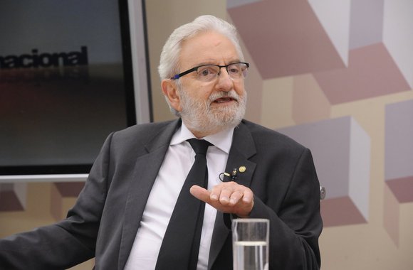 Valente: Escola Sem Partido quer o partido único de direita