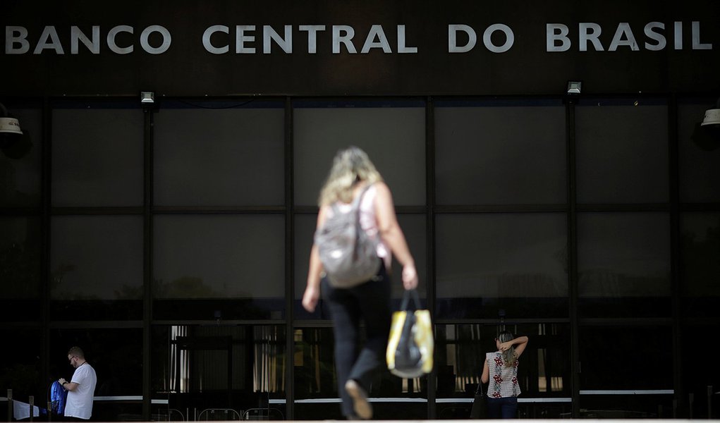 BC vê piora na economia e reduz projeção de crescimento para 2%