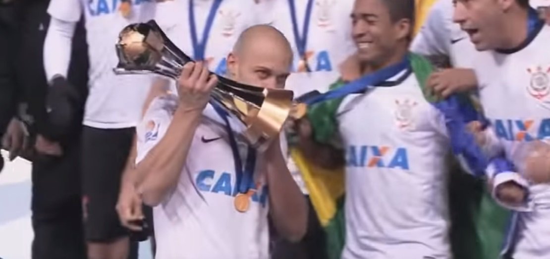 Determinada penhora da taça do Mundial de Clubes do Corinthians