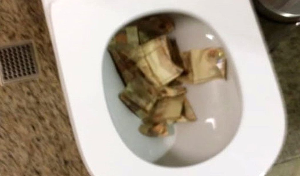 Advogado preso tentou se livrar de dinheiro pela privada