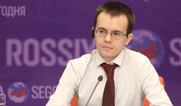 O analista internacional Andrey Korybko em evento promovido pelo grupo Rossiya Segodnya