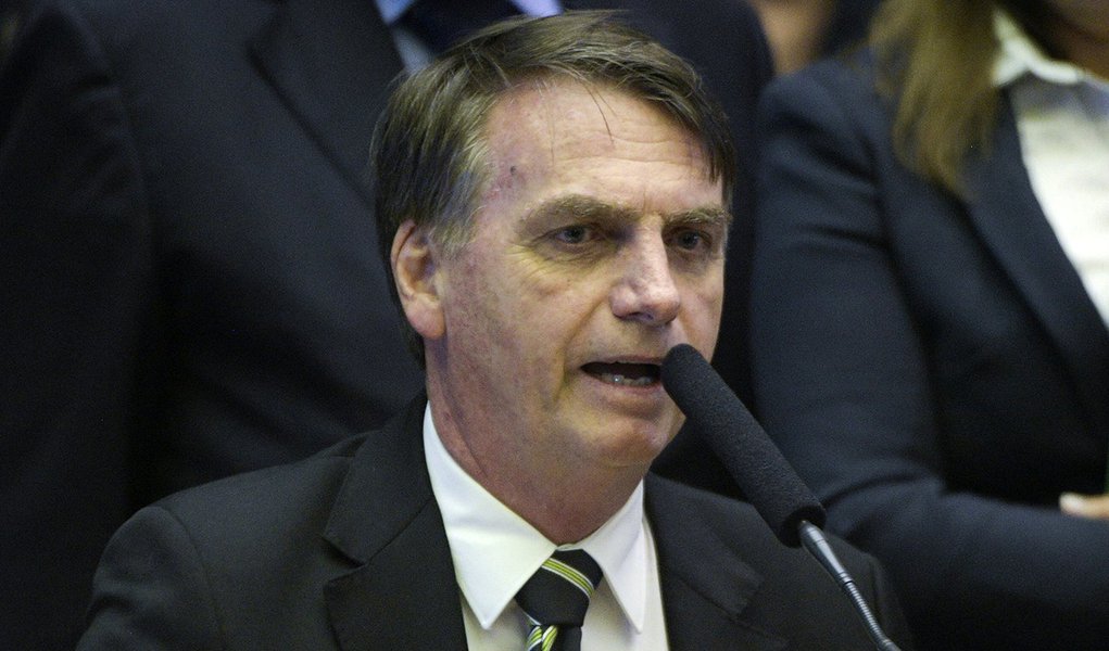 Casado: Bolsonaro seria poeta se falasse menos sobre política externa