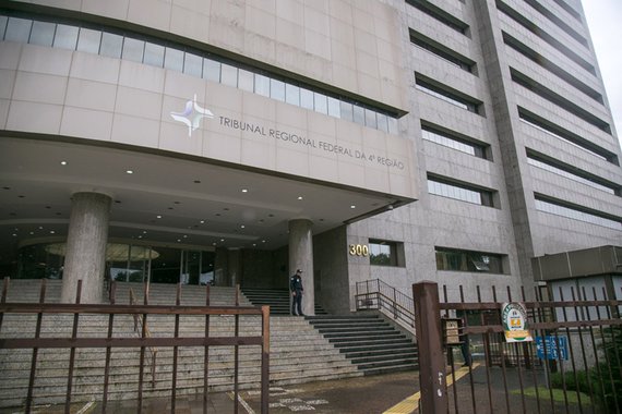 Vice do TRF4 cancela remessa dos autos do triplex para STJ