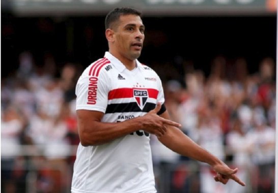 Diego Souza bate continência, gesticula pistola e homenageia Bolsonaro