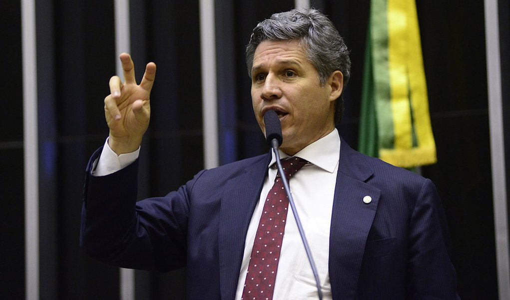 Paulo Teixeira apresenta projeto que regulamenta uso e cultivo da cannabis