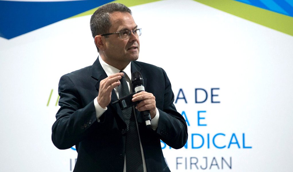 Sidney Rezende lança rádio online de futebol em SP