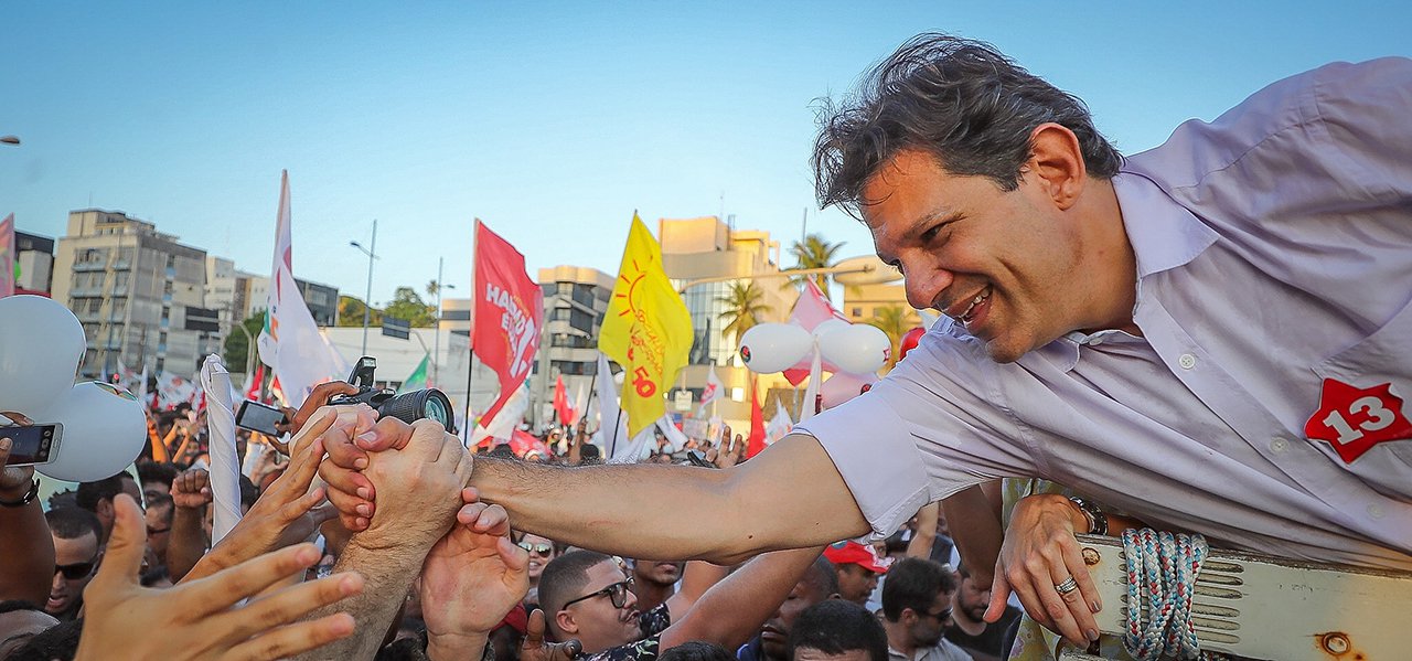 Haddad chora em evento, pede desculpas e é ungido como liderança