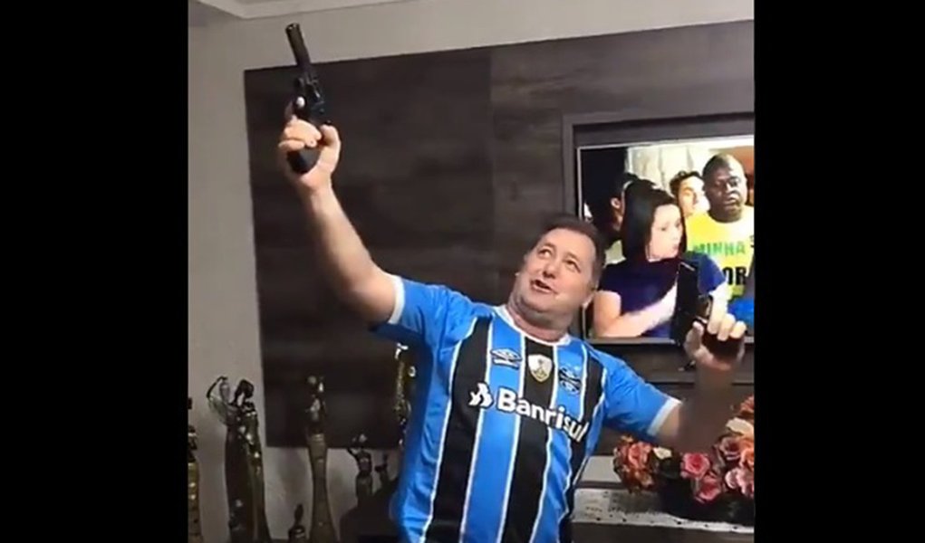 Homem armado durante discurso de Bolsonaro: vai ser assim, Brasil