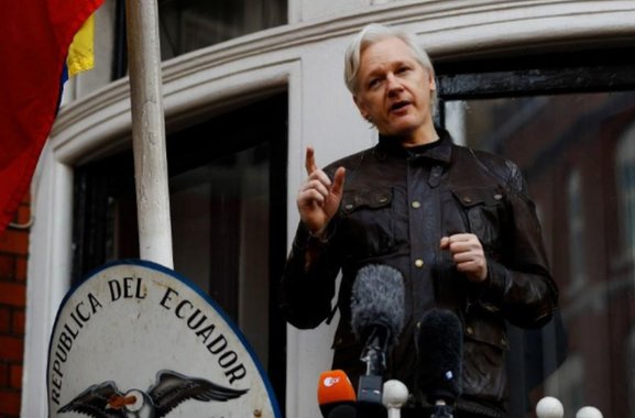 Julian Assange deixa comando do WikiLeaks, mas continua na equipe editorial