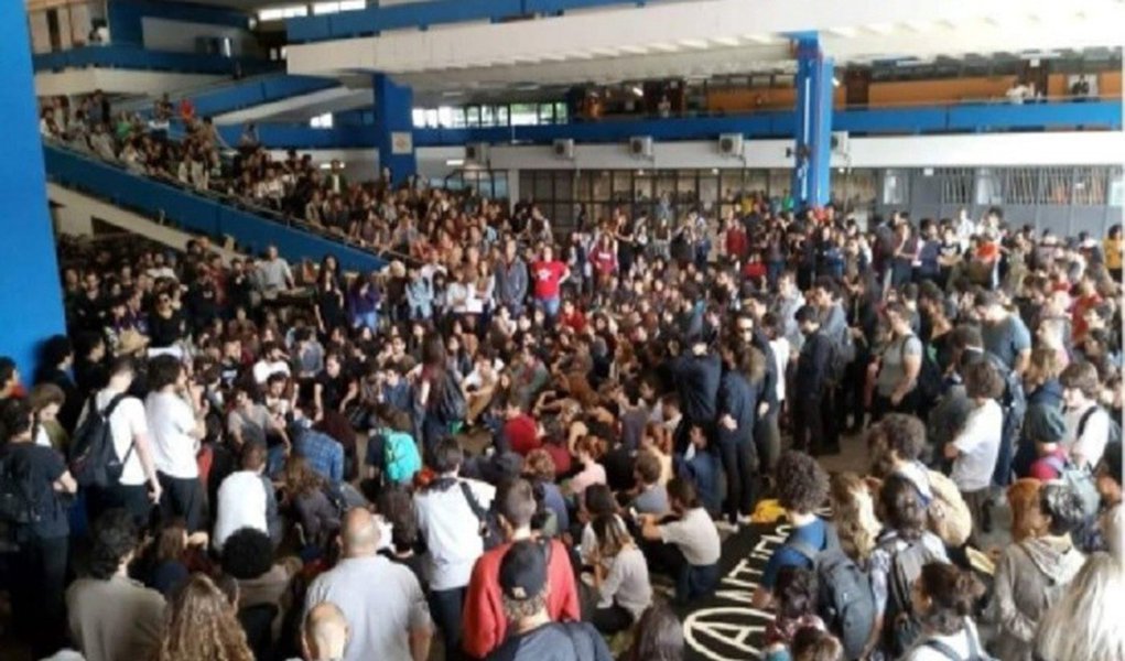 Após ameaças de bolsonaristas, antifascistas marcham na USP