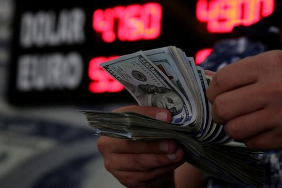 Dólar supera R$3,90 e fecha no maior nível do mês