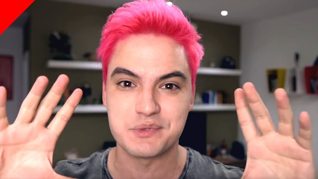 Felipe Neto diz que Bolsonaro sofre de diarréia mental