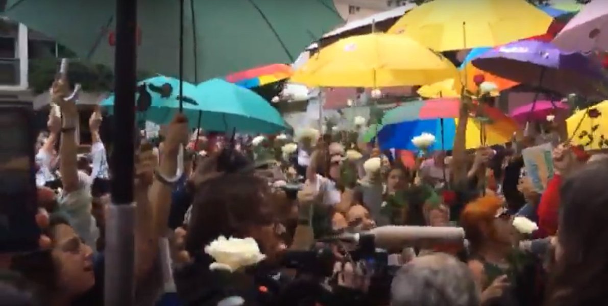 Seção onde vota Haddad tem canto de paz e esperança