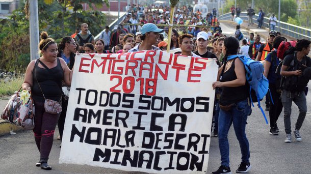 Caravana de migrantes avança no território mexicano