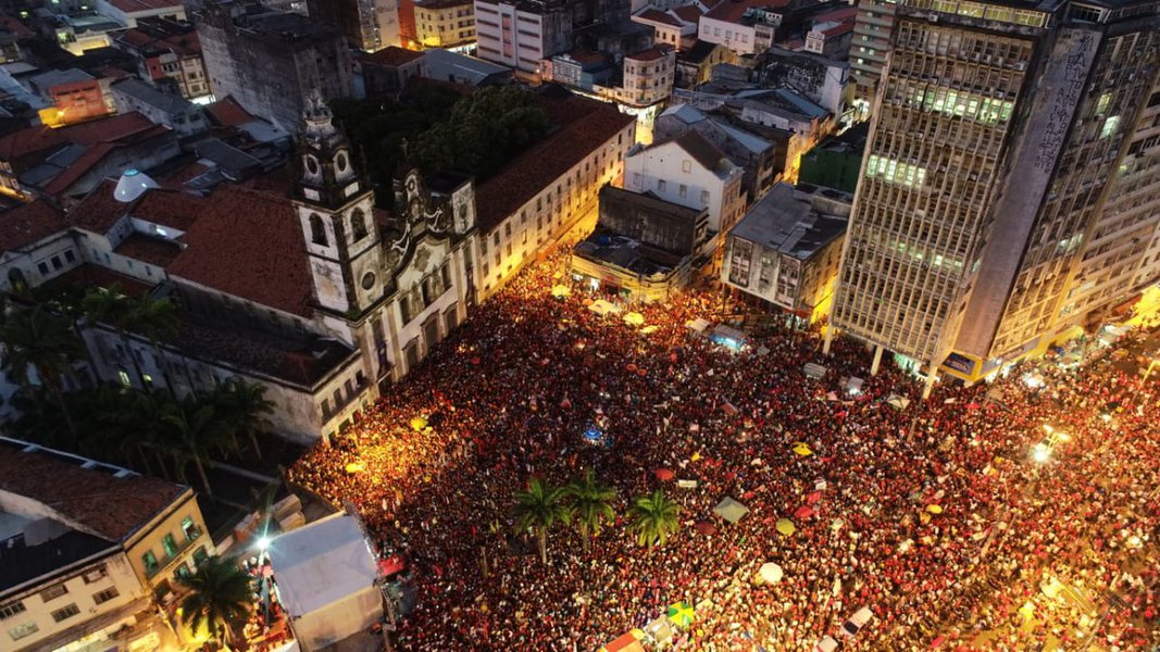 Haddad lota as ruas do Recife em último ato de rua da campanha