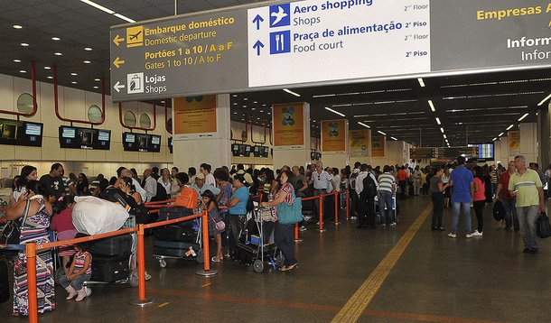 Gastos de brasileiros em viagens ao exterior caem 30,7% 