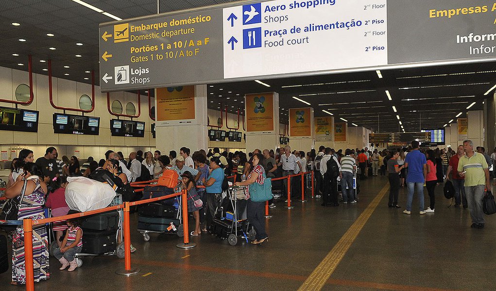 Gastos de brasileiros em viagens ao exterior caem 30,7% 