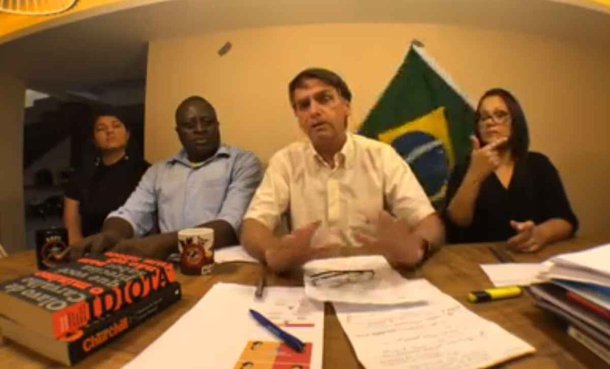 Bandeira do Brasil cai de cenário durante vídeo de Bolsonaro