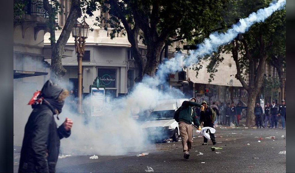 Polícia argentina dispara balas de borracha em manifestantes contrários a medidas de austeridade