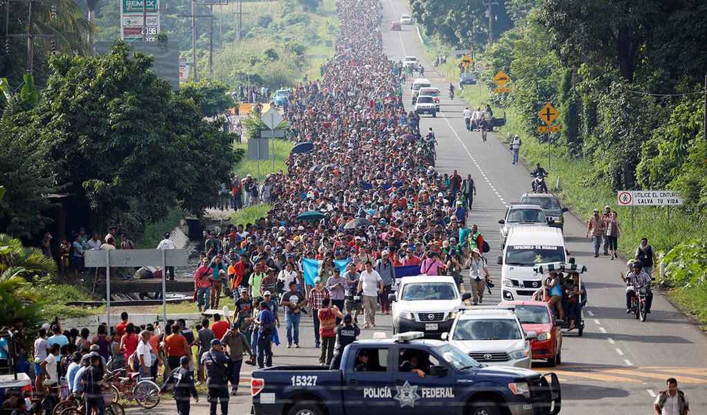 México recebe 1.699 pedidos de refúgio de imigrantes em caravana rumo aos EUA