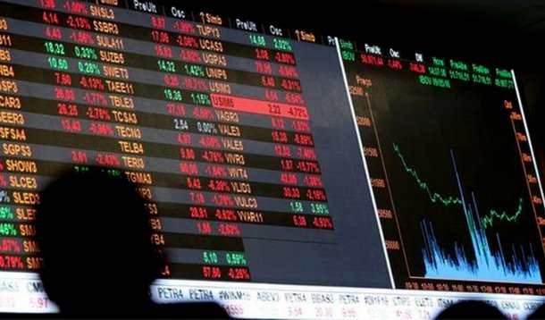 Ibovespa cai mais de 2%; dólar encosta em R$ 4 