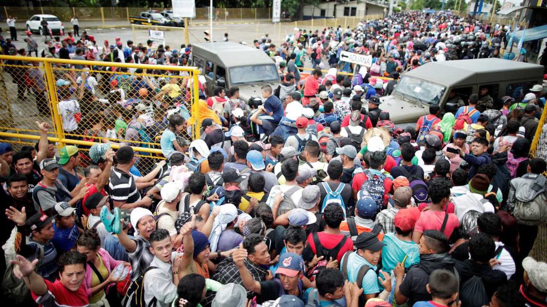 Apenas parte da caravana de migrantes centro-americanos retorna a seus lares