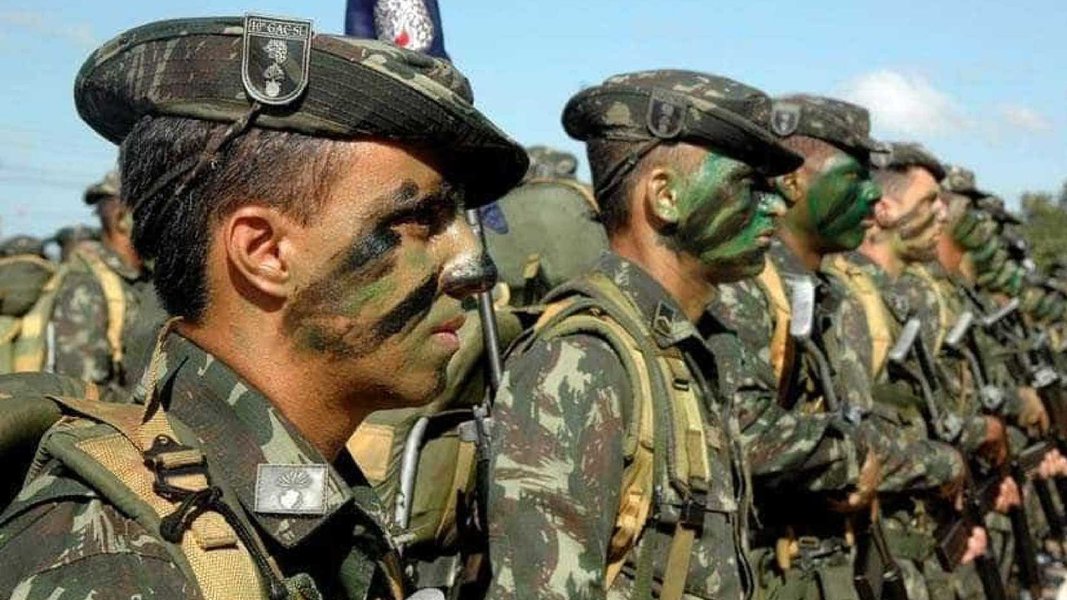 Trump quer intervenção do exército para enfrentar imigrantes na fronteira com México