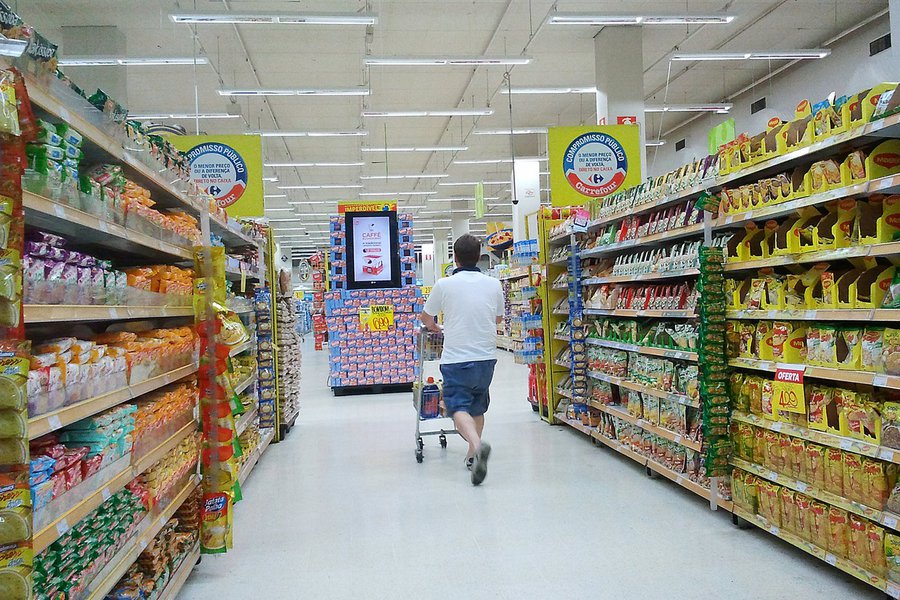 Intenção de consumo das famílias recua em setembro, diz CNC