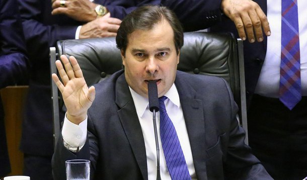Guedes é 'injusto' e governo é 'usina de crises', afirma Rodrigo Maia