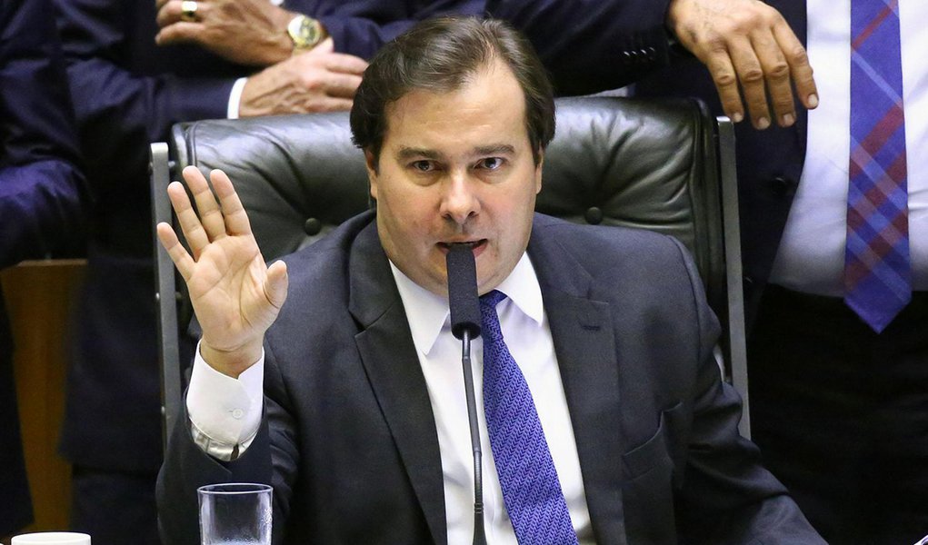 Guedes é 'injusto' e governo é 'usina de crises', afirma Rodrigo Maia