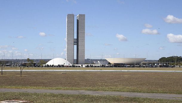 “Chega de maldade e ilusão”