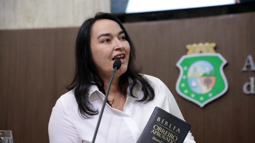 Deputada reeleita diz que vai ‘bater’ no feminismo