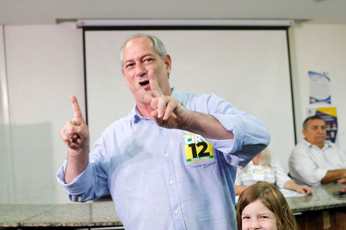 Ciro vota no Ceará e diz que acredita na vitória