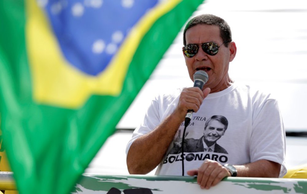 Em fala racista, Mourão diz que seu neto ficou bonito por branqueamento da raça