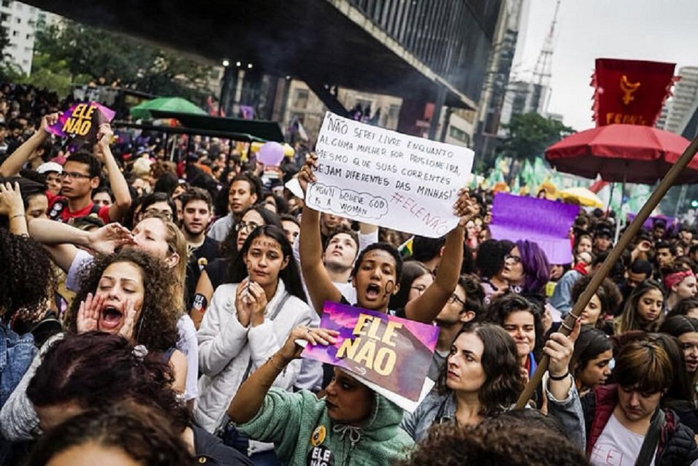 Mulheres voltaram às ruas contra Bolsonaro um dia antes da eleição