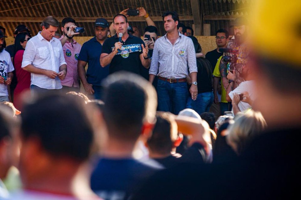 Em campanha, filho de Bolsonaro aluga o carro para ele mesmo