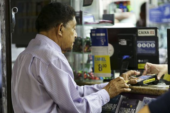 Recessão pós-golpe faz idosos adiarem saída do mercado de trabalho