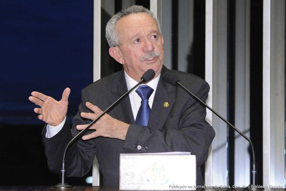 3º nas pesquisas, senador apela: Rapaz, me dê um voto; não custa nada!
