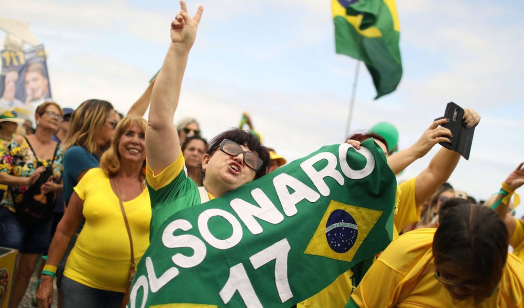 Jornalista é agredida em manifestação pró-Bolsonaro