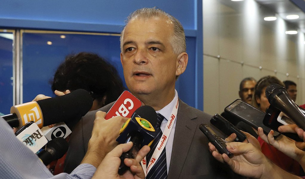 Gestão França amplia cursos a distância, mas não contrata professor