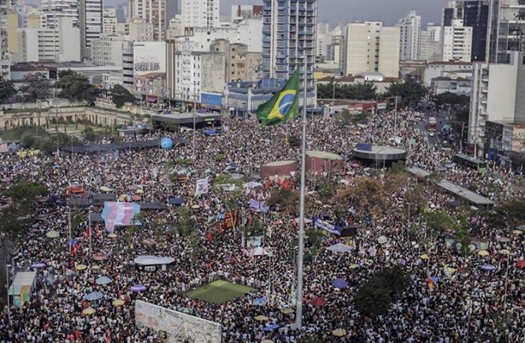 Manifestantes tomam o Largo da Batata, em SP, para lutar contra o fascismo