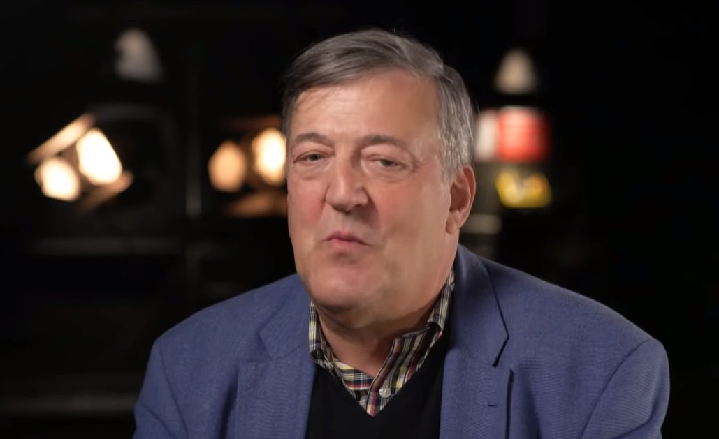 Stephen Fry sobre Bolsonaro: o discurso dele é aterrorizante