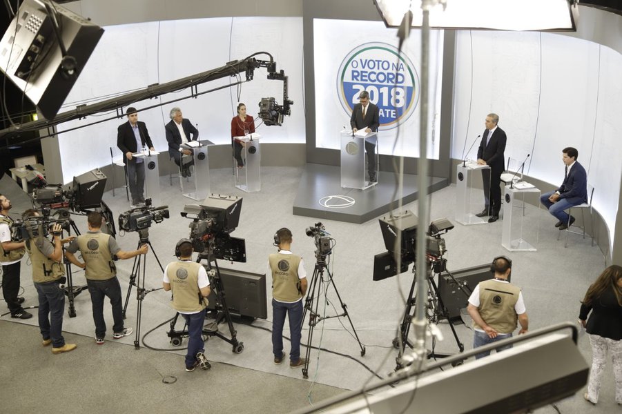 Zé Eliton confronta Caiado e vira assunto mais comentado nas redes