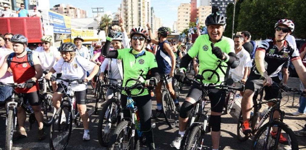 Caiado lidera passeio ciclístico na Capital