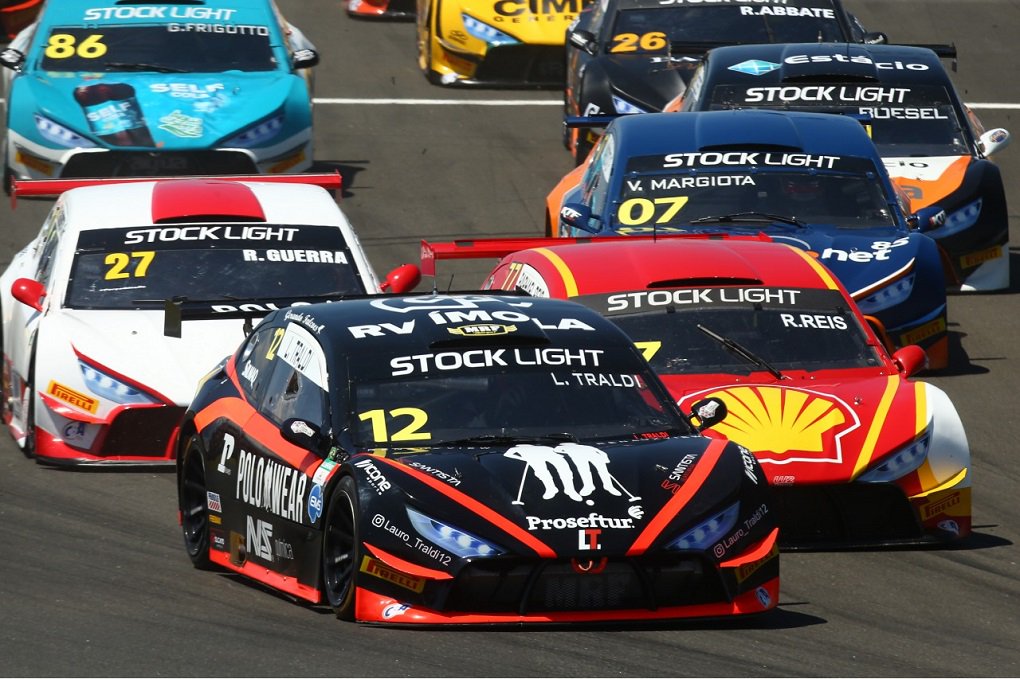 Stock Light: piloto goiano larga na primeira posição