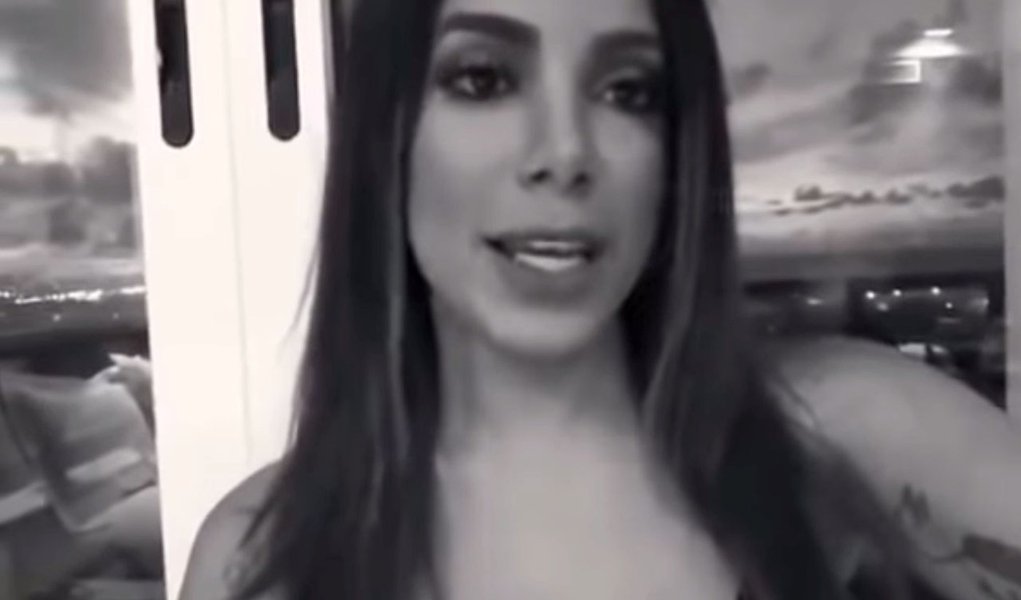 Anitta adere ao #EleNão e dispara: “Não apoio Bolsonaro”