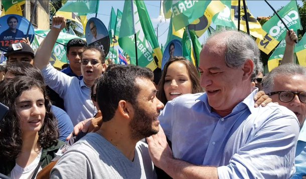 Ciro promete 'trabalho para os pais' e 'educação para os filhos'