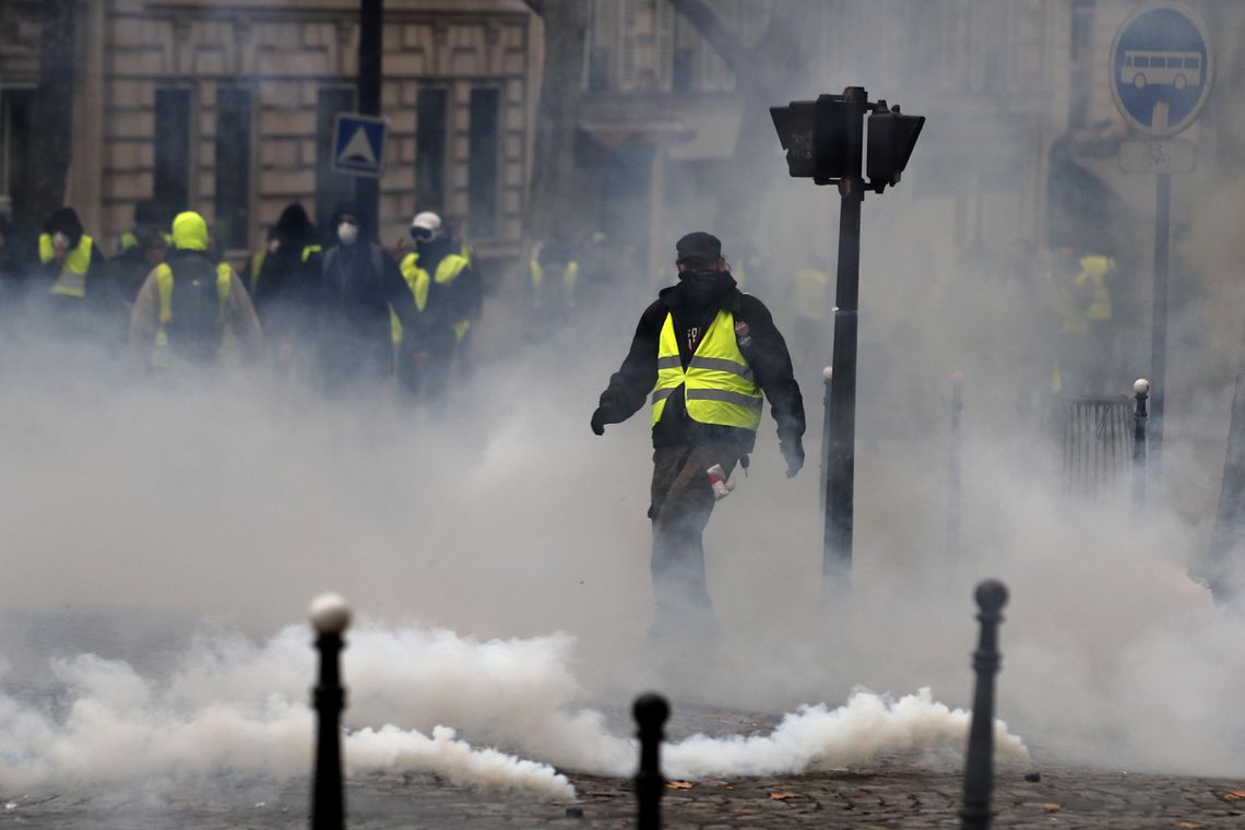 Novos protestos de coletes amarelos em Paris enfrentam repressão da polícia