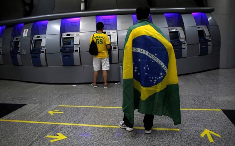 Sob ataque liberal, Caixa completa 158 anos