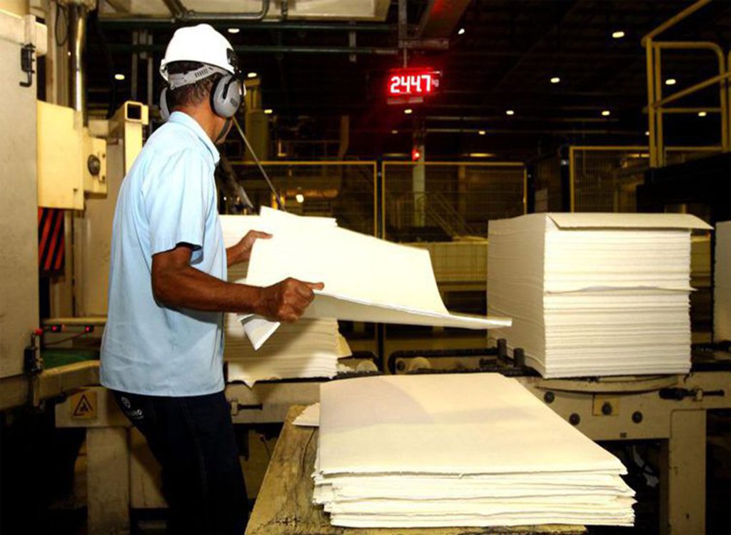Produção industrial cai em nove locais pesquisados pelo IBGE